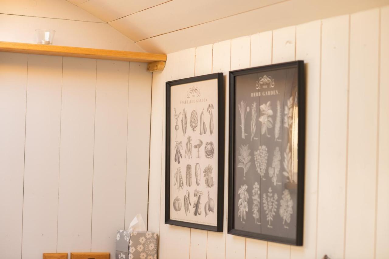 Harrys Hideout - Shepherd'S Huts At Harrys Cottages Pen-y-Clawdd Exterior photo
