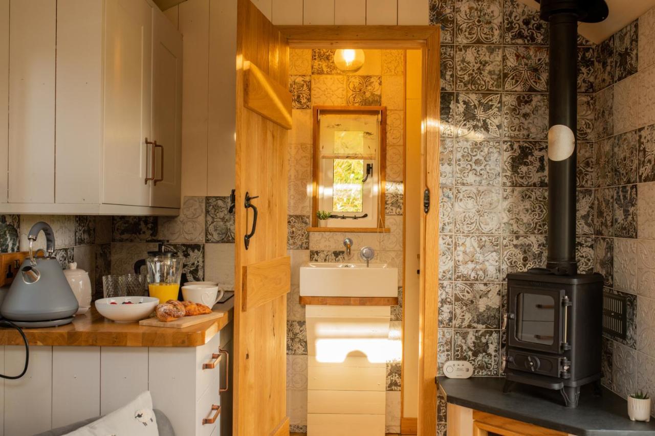 Harrys Hideout - Shepherd'S Huts At Harrys Cottages Pen-y-Clawdd Exterior photo